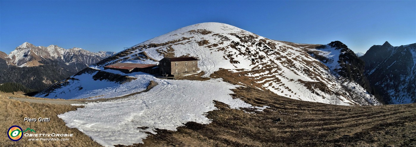 71 Casera Alpe Aga (1759 m) con dosso Montu.jpg